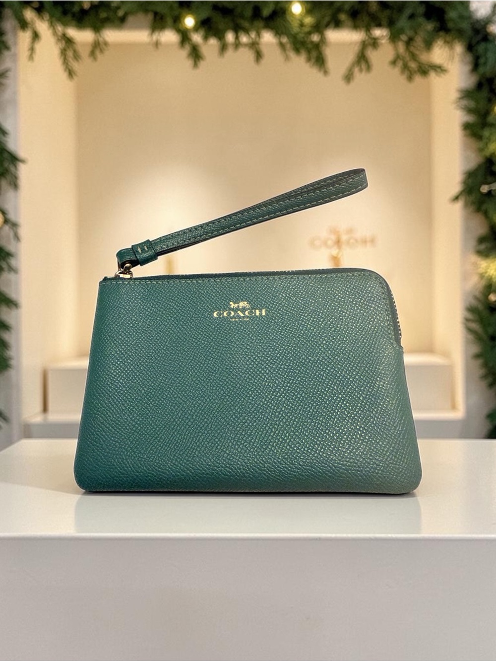 Coach Dark Green Crossgrain Leather Corner Zip Wristlet Gold Logo/Great Preowned